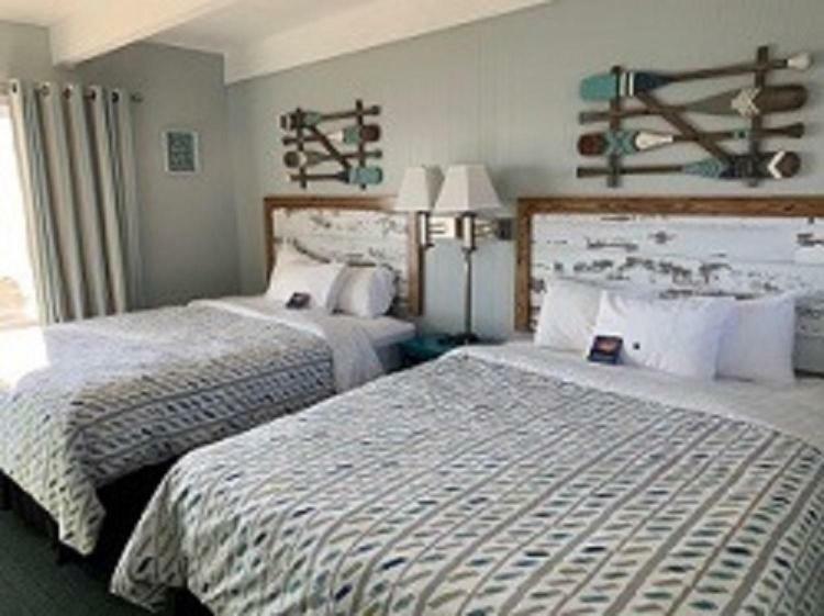 Beachfront Inn Бейлис-Харбор Экстерьер фото
