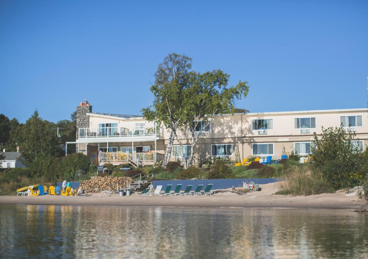 Beachfront Inn Бейлис-Харбор Экстерьер фото