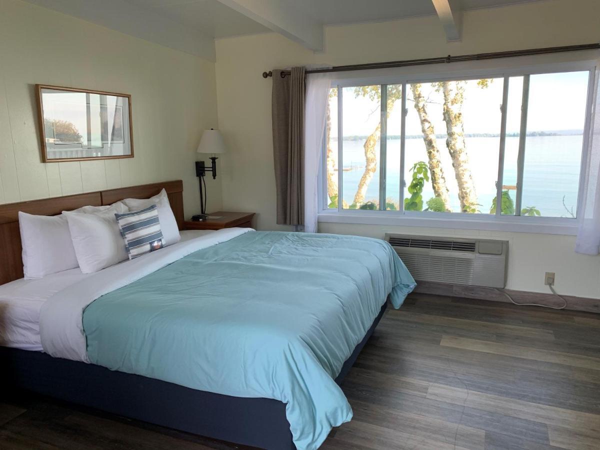 Beachfront Inn Бейлис-Харбор Экстерьер фото